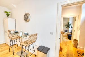 a kitchen with a table and chairs in a room at Centrally Located Apartment - Pass the Keys in Lincoln