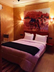 Giường trong phòng chung tại Riad ait Ben Haddou