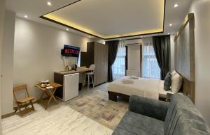 una camera d'albergo con letto e divano di Blue Mansion Hotel & Flats a Istanbul