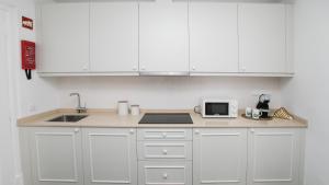 Een keuken of kitchenette bij Casa Soure Suites and Apartments
