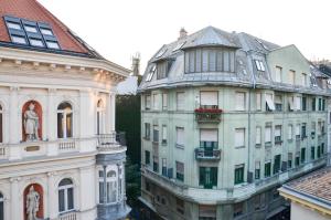 um grupo de edifícios ao lado um do outro em Papnövelde Royal Inn @Inner City em Budapeste