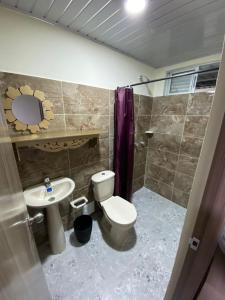 Ένα μπάνιο στο Vivienda turística Arboleda de Cádiz