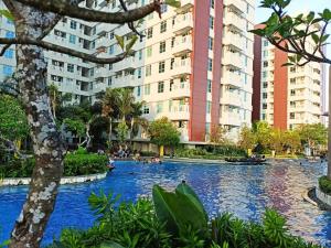 Piscina de la sau aproape de Apartemen Borneo Bay City Balikpapan