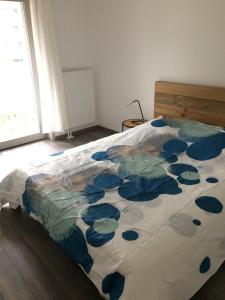 a bedroom with a bed with blue flowers on it at F2 côté UGC climatisé plein centre parking gratuit in Strasbourg