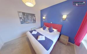 a bedroom with a bed with a red and blue wall at Sunnyside View - 1-bed Apartment in Coventry City Centre in Coventry