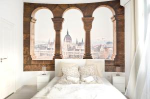 um quarto com uma cama e vista para a cidade em Papnövelde Royal Inn @Inner City em Budapeste