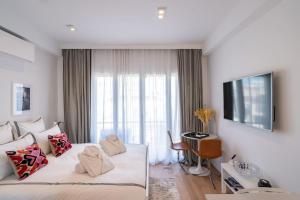 una camera d'albergo con un letto e una grande finestra di Luxury Apartment - 150m to Palais des Festivals ( Cannes ) a Cannes