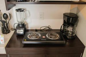 a stove top oven sitting on a counter next to a blender at Departamento Orellana 4 in Chetumal