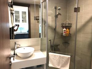 une salle de bain avec une douche avec un lavabo et une douche dans l'établissement Vinhomes Greenbay Mễ Trì Nam Từ Liêm Hà Nội, à Hanoï 21 autres photos