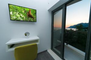 Televízia a/alebo spoločenská miestnosť v ubytovaní Apartments Villa Nadalina Deluxe + 37 fotografií