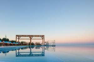 Bazén v ubytování Rethymnian Gem Luxury Villa nebo v jeho okolí