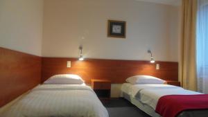 Postel nebo postele na pokoji v ubytování Hotel Julianów