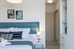 Postel nebo postele na pokoji v ubytování Rethymnian Gem Luxury Villa