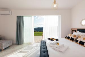 Postel nebo postele na pokoji v ubytování Rethymnian Gem Luxury Villa