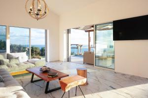 TV a/nebo společenská místnost v ubytování Rethymnian Gem Luxury Villa