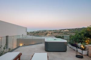 Bazén v ubytování Rethymnian Gem Luxury Villa nebo v jeho okolí
