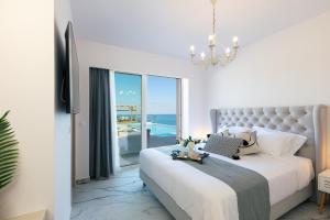 Postel nebo postele na pokoji v ubytování Rethymnian Gem Luxury Villa