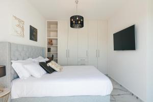 Postel nebo postele na pokoji v ubytování Rethymnian Gem Luxury Villa
