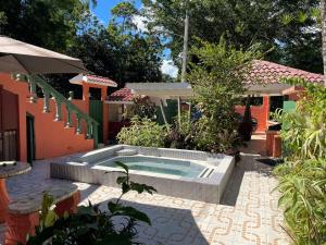 una piscina en medio de un jardín en Villa Flor, en Los Plátanos