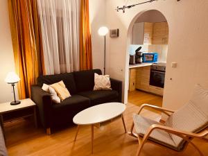 ein Wohnzimmer mit Sofa und Tisch in der Unterkunft Studio Loisachtal in Garmisch-Partenkirchen