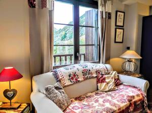 uma sala de estar com um sofá e uma janela em Casa Churdo II - tucasaenlospirineos em Lanuza