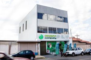 een wit gebouw met auto's ervoor geparkeerd bij 102-FLAT-Espaço, conforto. É disso que você precisa! in Anápolis