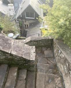 una escalera de piedra frente a una casa en Cosy et jardin panoramique en Morlaix