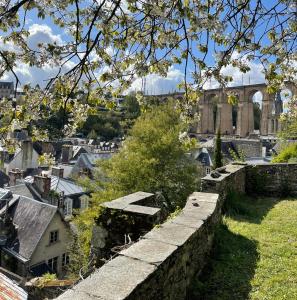 vista sulla città con un muro in pietra di Cosy et jardin panoramique a Morlaix