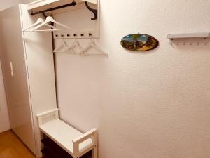 szafa z białą lodówką i półką w obiekcie Studio Loisachtal w Garmisch Partenkirchen