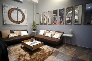 een woonkamer met een bank en een salontafel bij AmazINN Places Rooftop and Jacuzzi in Panama-Stad