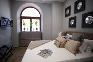 1 dormitorio con 1 cama grande y ventana en AmazINN Places Rooftop and Jacuzzi, en Panamá
