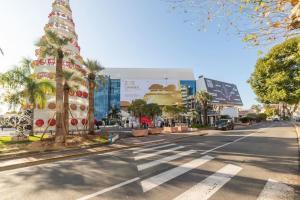 una strada vuota in una città con palme ed edifici di Luxury Apartment - 150m to Palais des Festivals ( Cannes ) a Cannes
