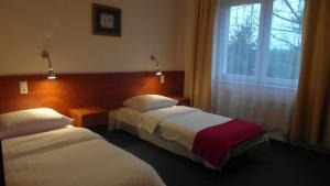 Postel nebo postele na pokoji v ubytování Hotel Julianów