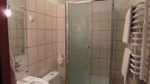 Koupelna v ubytování Hotel Julianów