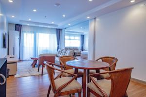 TV a/nebo společenská místnost v ubytování Ora Beach Resort + 37 fotografií