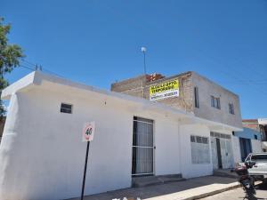 un edificio blanco con un cartel en la parte superior en Departamento Triangulo en Santa María