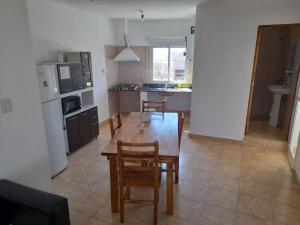 a kitchen and dining room with a table and chairs at Departamento Triangulo a 700mts del centro in Santa María