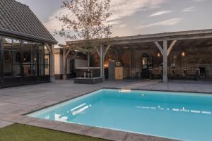 a swimming pool in the yard of a house at Sjiek Basiliek in Oudenbosch