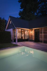 una piscina di fronte a una casa di Sjiek Basiliek a Oudenbosch
