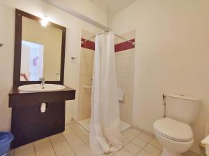 Kúpeľňa v ubytovaní Zénitude, T3, centre Luchon, wifi, casier à skis, ascenseur, 6 personnes