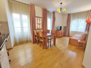 Televízia a/alebo spoločenská miestnosť v ubytovaní Zénitude, T3, centre Luchon, wifi, casier à skis, ascenseur, 6 personnes