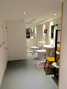 a bathroom with two toilets and two sinks at The Boathouse in Glencoe