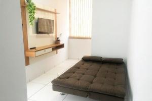 um quarto com um sofá castanho num quarto em 202-FLAT-Espaço,conforto.È disso que você precisa! em Anápolis