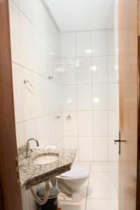 a bathroom with a sink and a toilet at 203-FLAT-Espaço,conforto.È disso que você precisa! in Anápolis