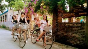 - un groupe de cyclistes dans une rue dans l'établissement Tam Coc Tropical Homestay, à Ninh Binh