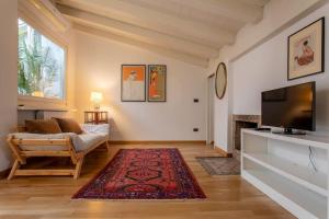 維洛納的住宿－Una Terrazza Fra Le Stelle，带沙发和电视的客厅
