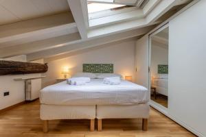 維洛納的住宿－Una Terrazza Fra Le Stelle，卧室设有一张白色大床和一扇窗户。
