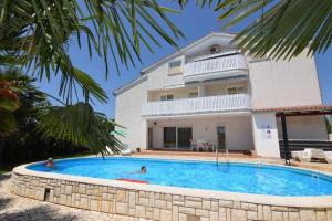 Bazén v ubytování Ferienwohnung in Porec Balcony, air conditioning, WLAN 819-5 nebo v jeho okolí