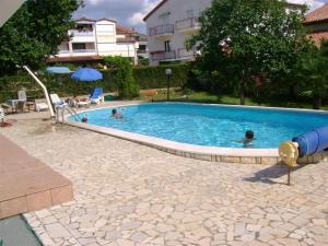 Bazén v ubytování Ferienwohnung in Porec Balcony, air conditioning, WLAN 819-5 nebo v jeho okolí