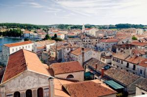 Nespecifikovaný výhled na destinaci Poreč nebo výhled na město při pohledu z apartmánu